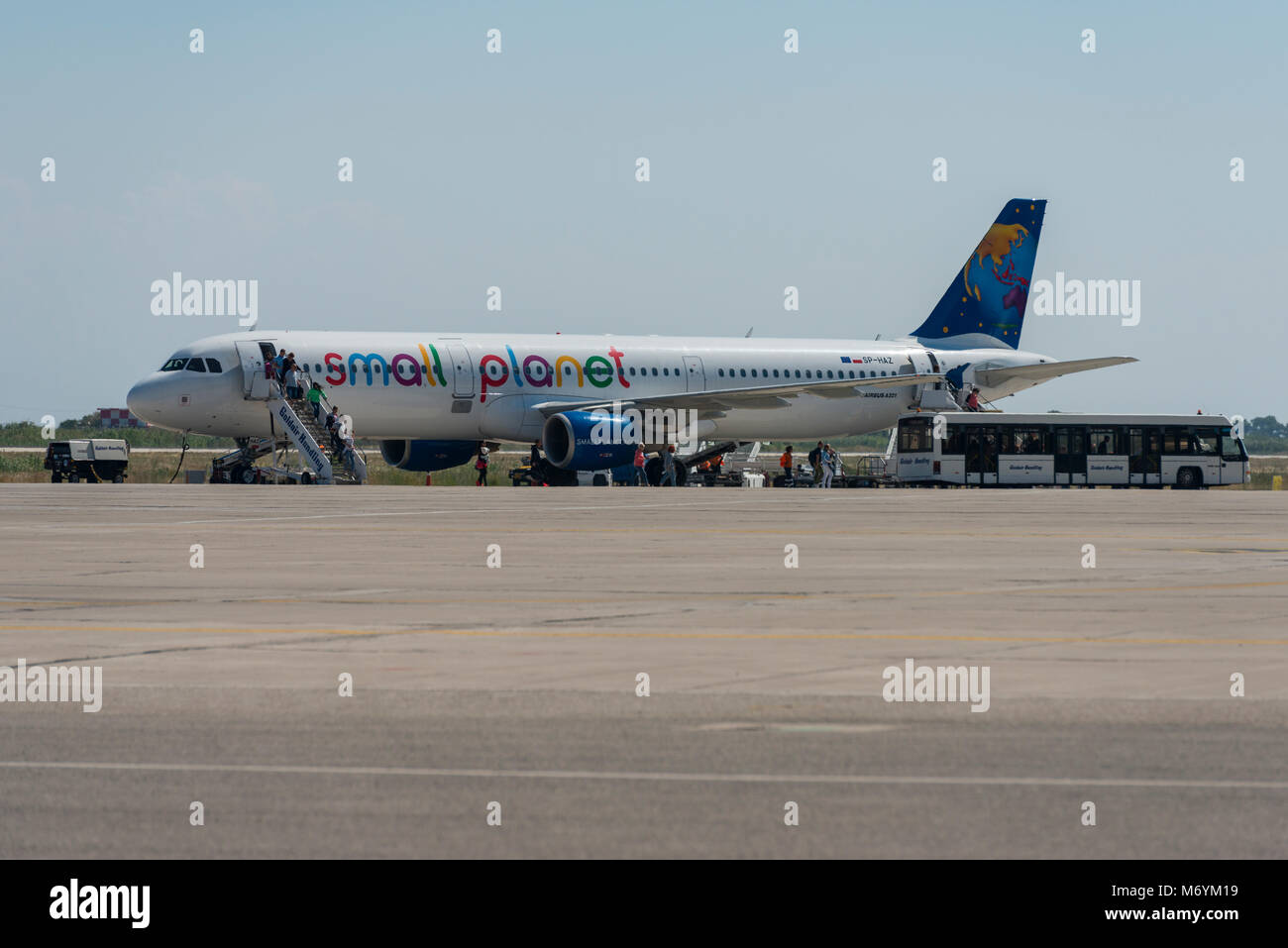 Viaggiatori dello sbarco di Small Planet Airlines piano Polonia Airbus A321-200 con registrazione SP-HAZ presso l'aeroporto internazionale di Rhodes Foto Stock