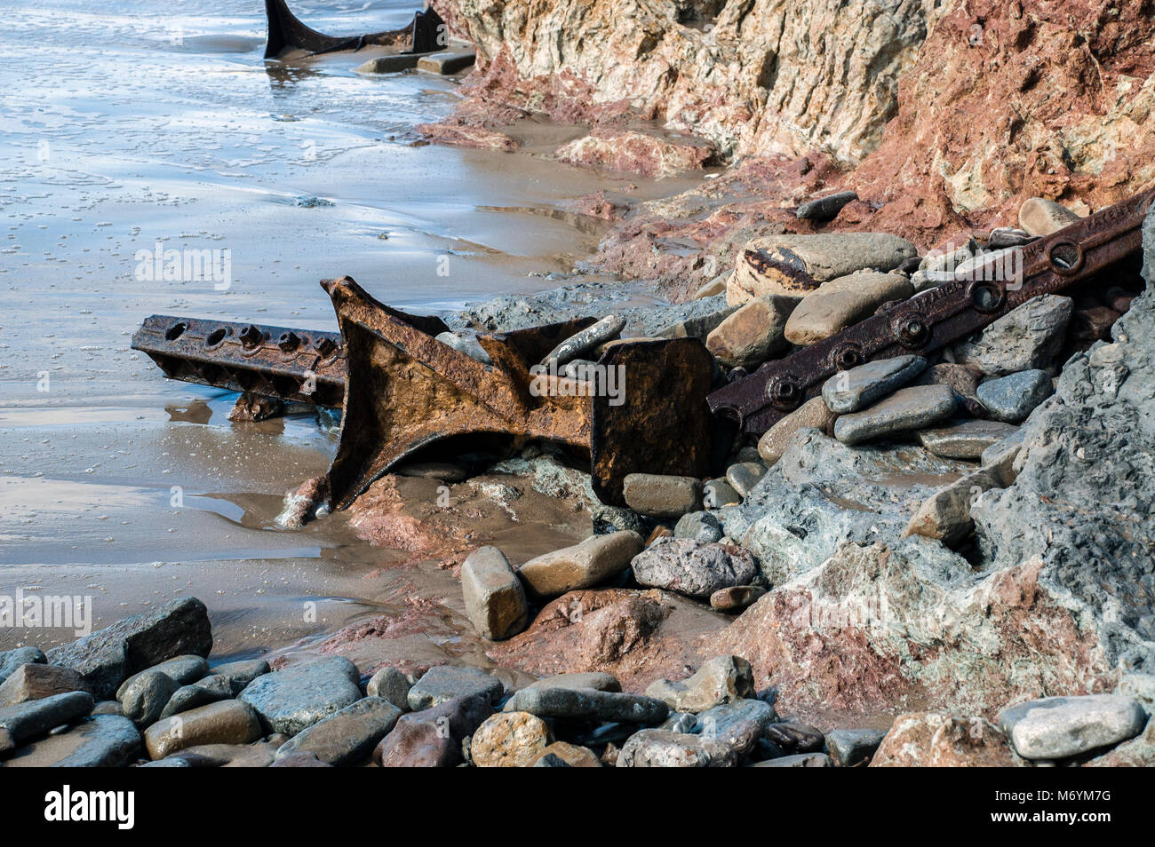 Erosione della costa espone militari di WW2 difese del litorale sul litorale. Foto Stock Erosione della costa espone militari di WW2 difese del litorale sul litorale. Foto Stock