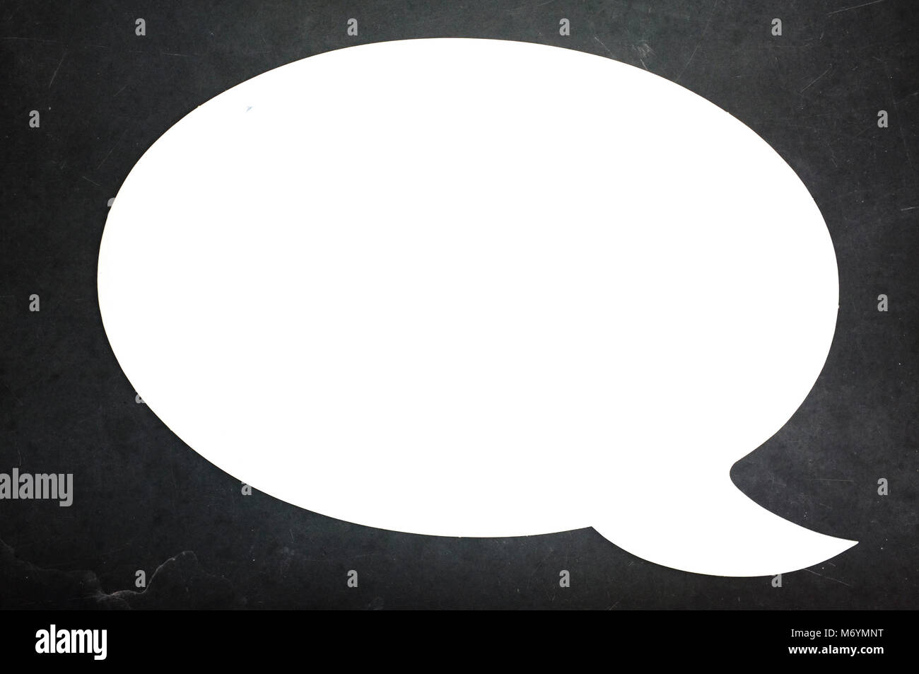 Un vuoto discorso bolla contro uno sfondo scuro. Foto Stock