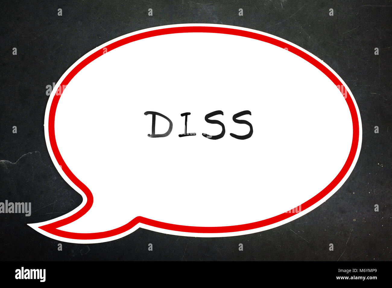 Diss scritto in un discorso bolla contro uno sfondo scuro. Foto Stock