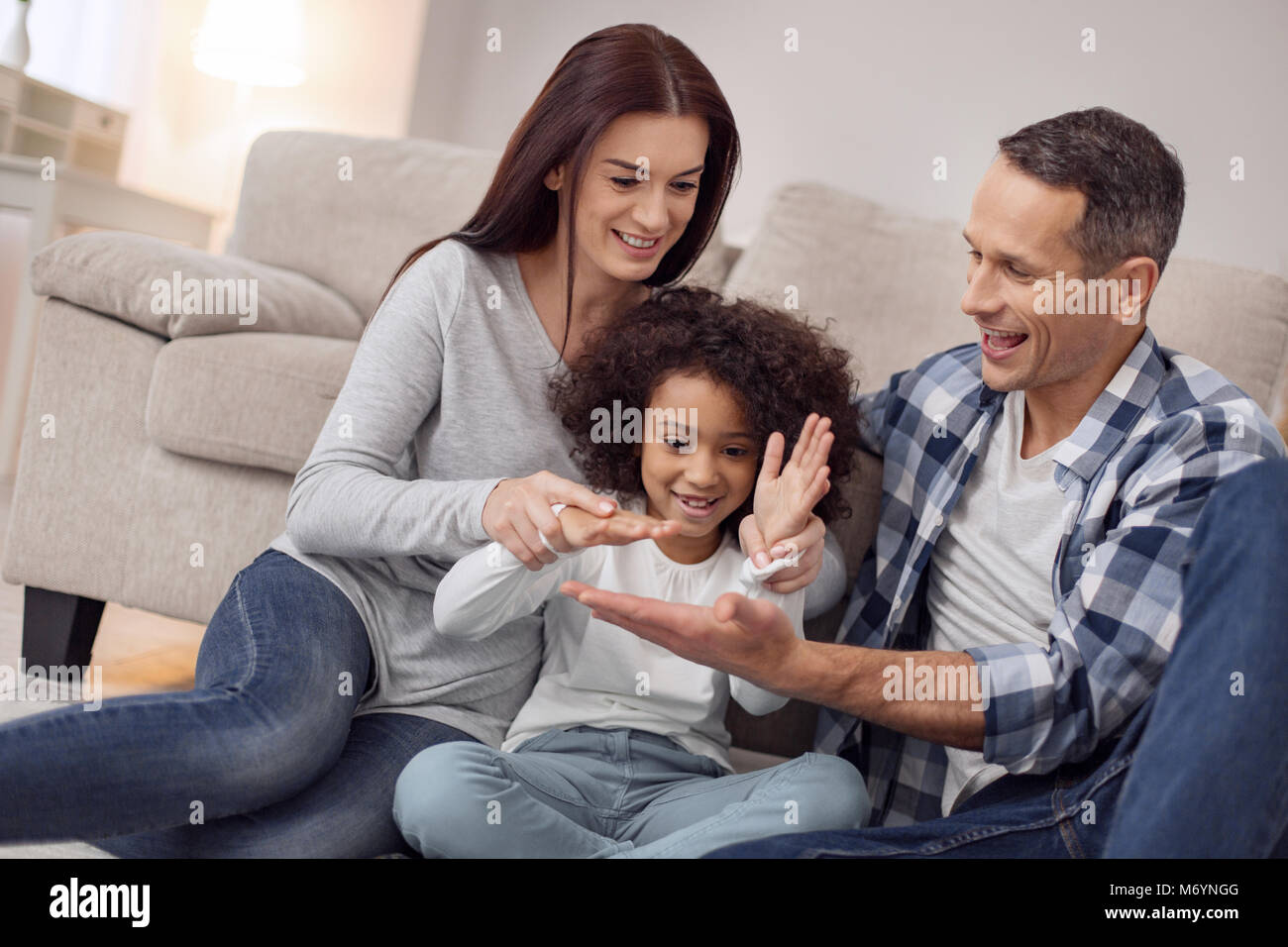 La famiglia felice avendo divertimento insieme Foto Stock