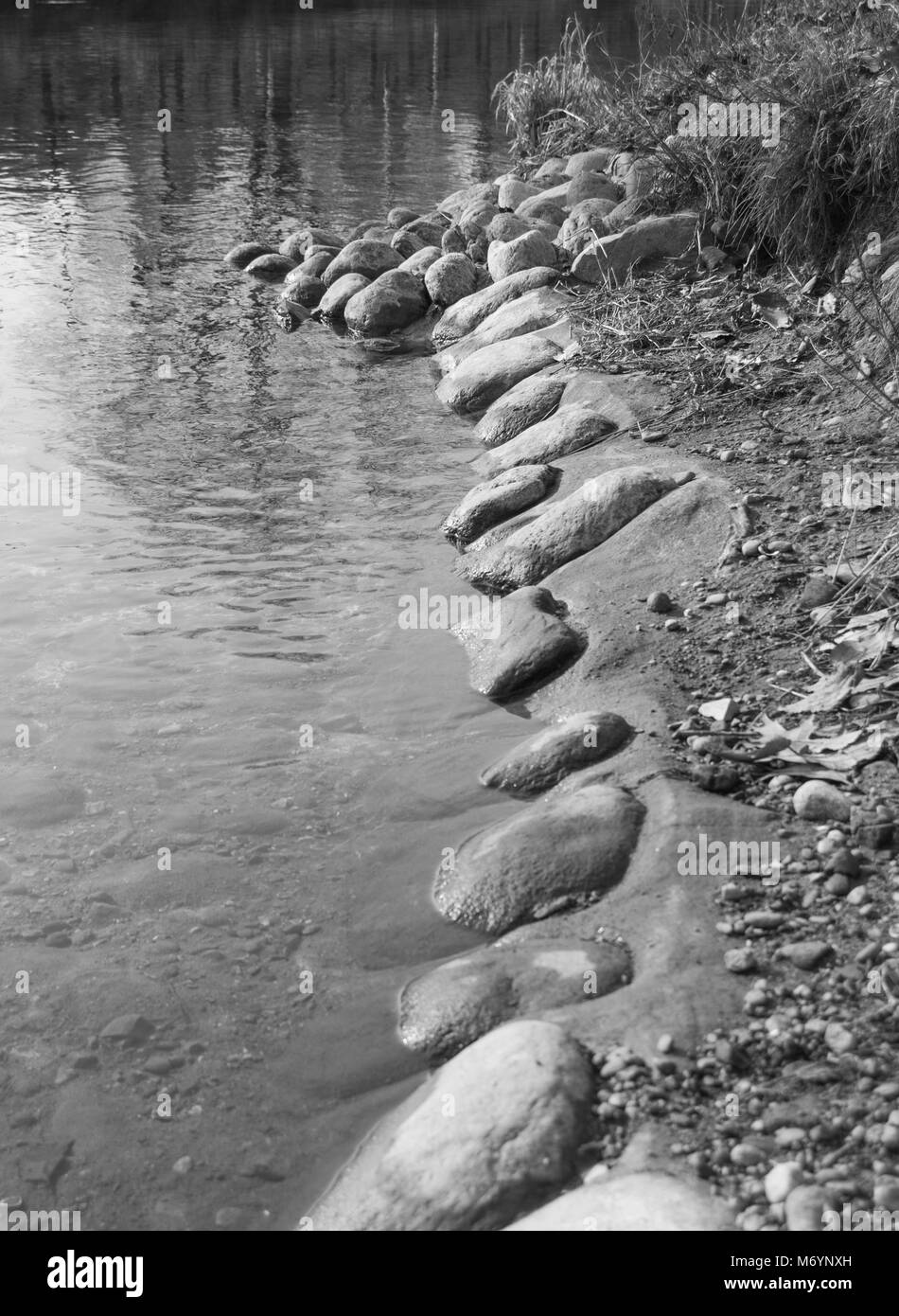 Piccola spiaggia con ciottoli sul fiume Foto Stock