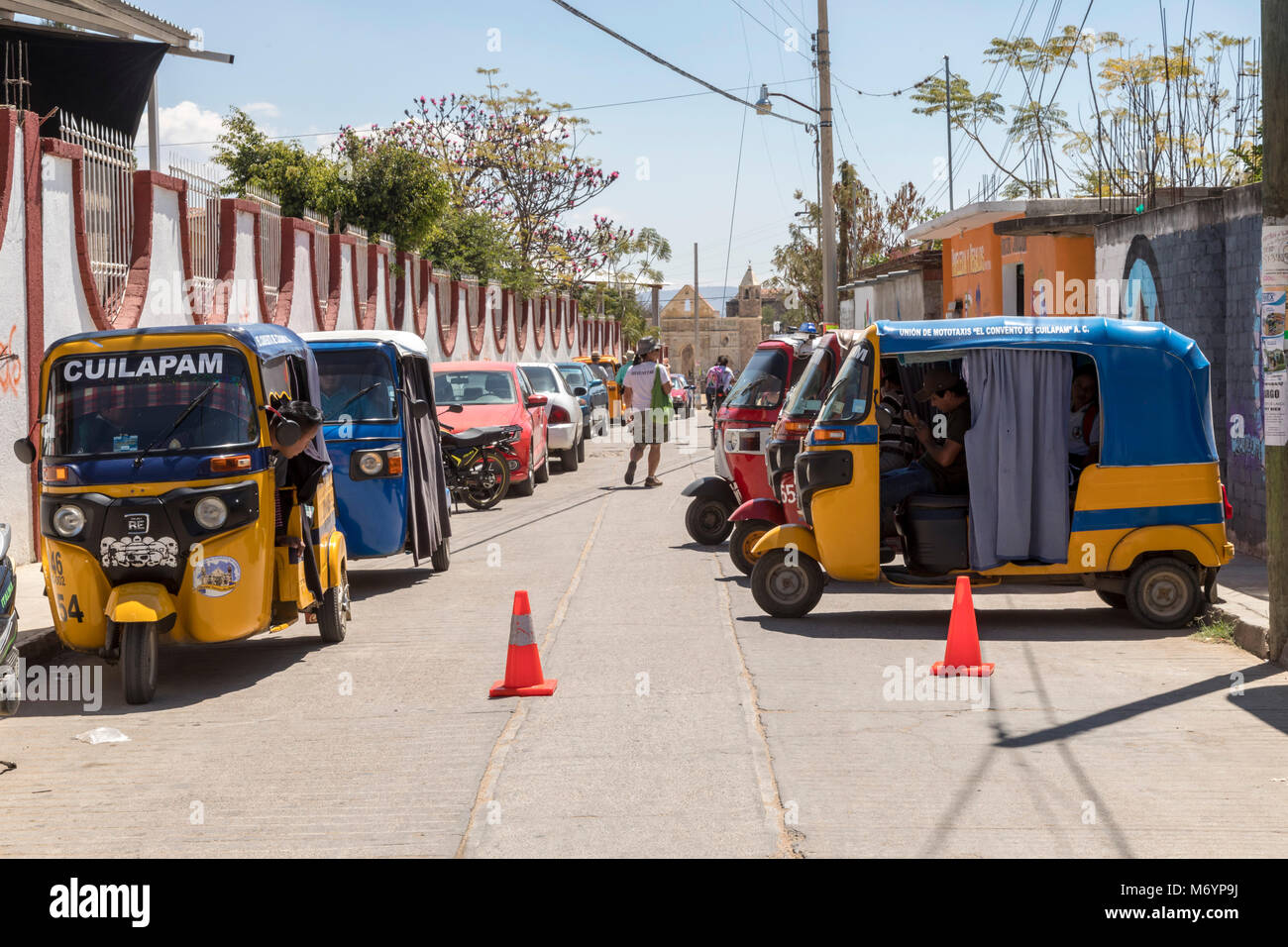 Cuilapam de Guerrero, Oaxaca, Messico - tre ruote city taxis, realizzato dalla società indiana, Tata Motors. Foto Stock