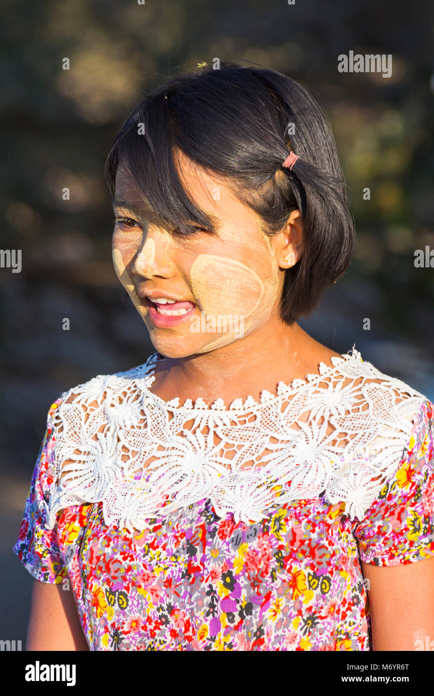 Giovane ragazza birmano indossando thanaka a Bagan, Myanmar (Birmania), l'Asia in febbraio Foto Stock