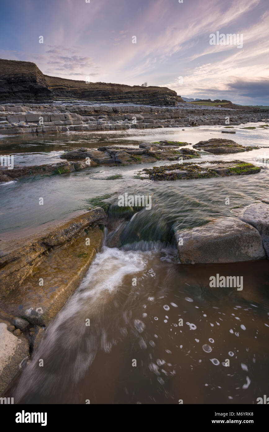 Le formazioni rocciose su Jurassic Coast del Canale di Bristol a Kilve Beach, Somerset, Inghilterra. Foto Stock