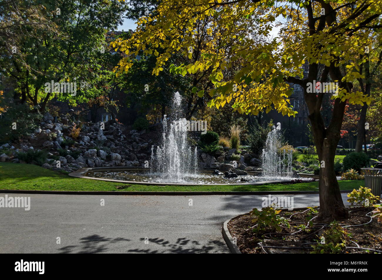 Gruppo da piccole fontane ad acqua fluente nella parte anteriore la bellezza rockery, Sofia, Bulgaria Foto Stock
