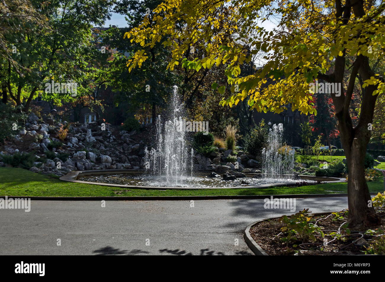 Gruppo da piccole fontane ad acqua fluente nella parte anteriore la bellezza rockery, Sofia, Bulgaria Foto Stock