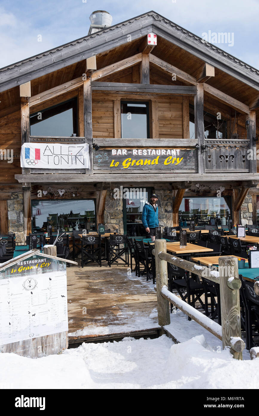 Il Chalet Style Le Grand Cry Bar e Ristorante dalle pendici del la stazione sciistica di Les Gets nelle Alpi francesi Haute Savoie Portes du Soleil Francia Foto Stock