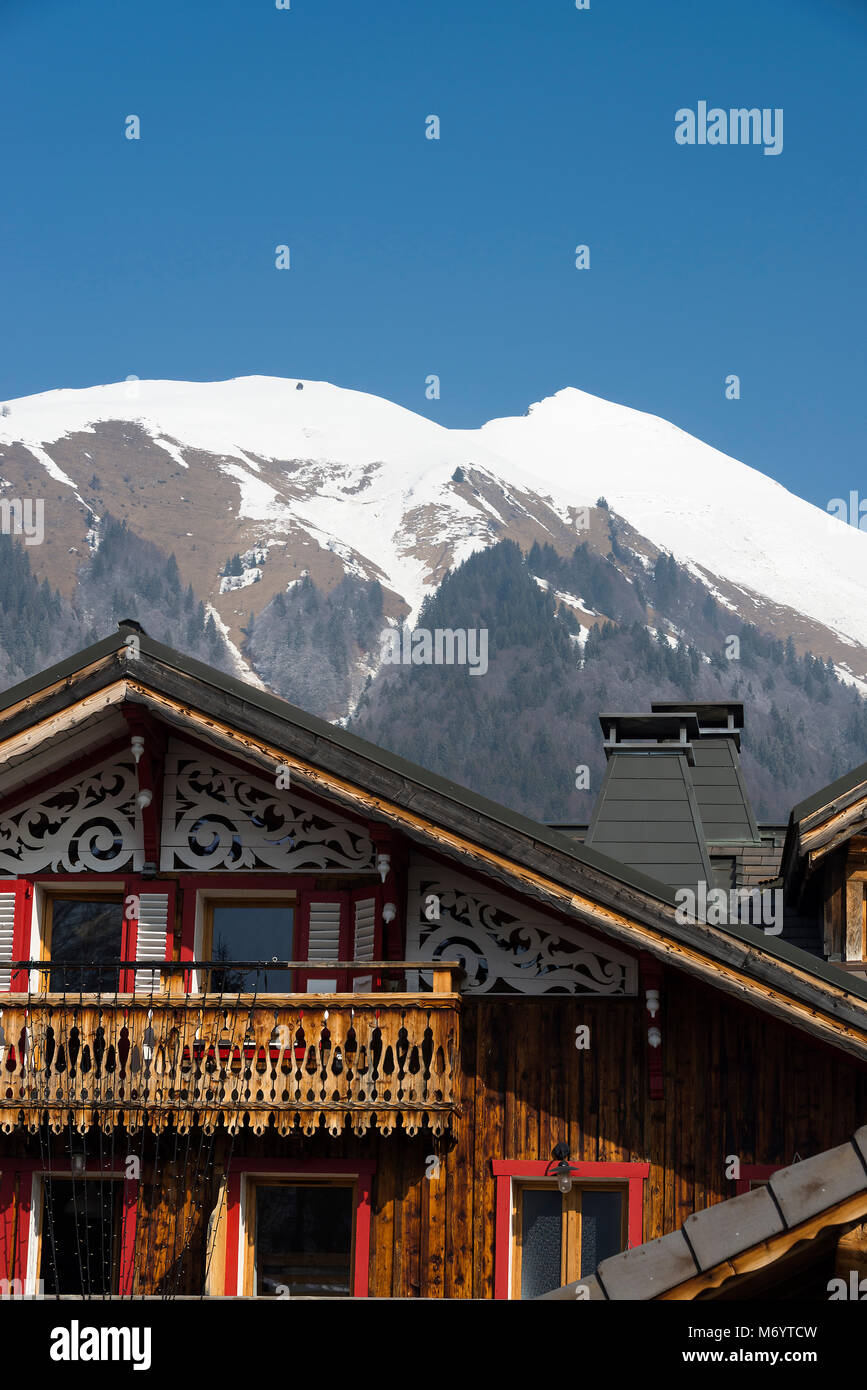 Chalet moderno in Morzine Haute Savoie Portes du Soleil in Francia con la coperta di neve Pointe de Nantaux nel Backgroundd Foto Stock