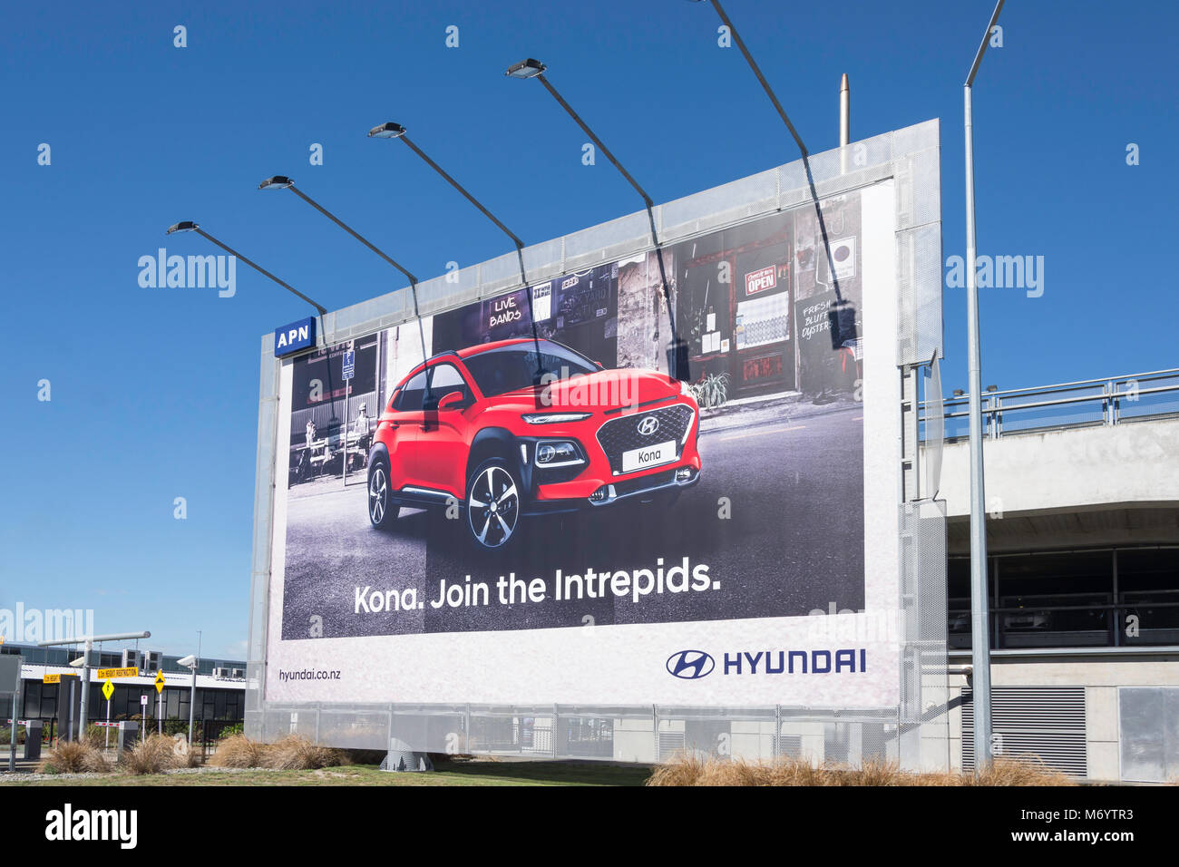 Cartellone pubblicitario per auto Hyundai all'ingresso dell'aeroporto internazionale di Christchurch, Harewood, Christchurch, Canterbury, nuova Zelanda Foto Stock