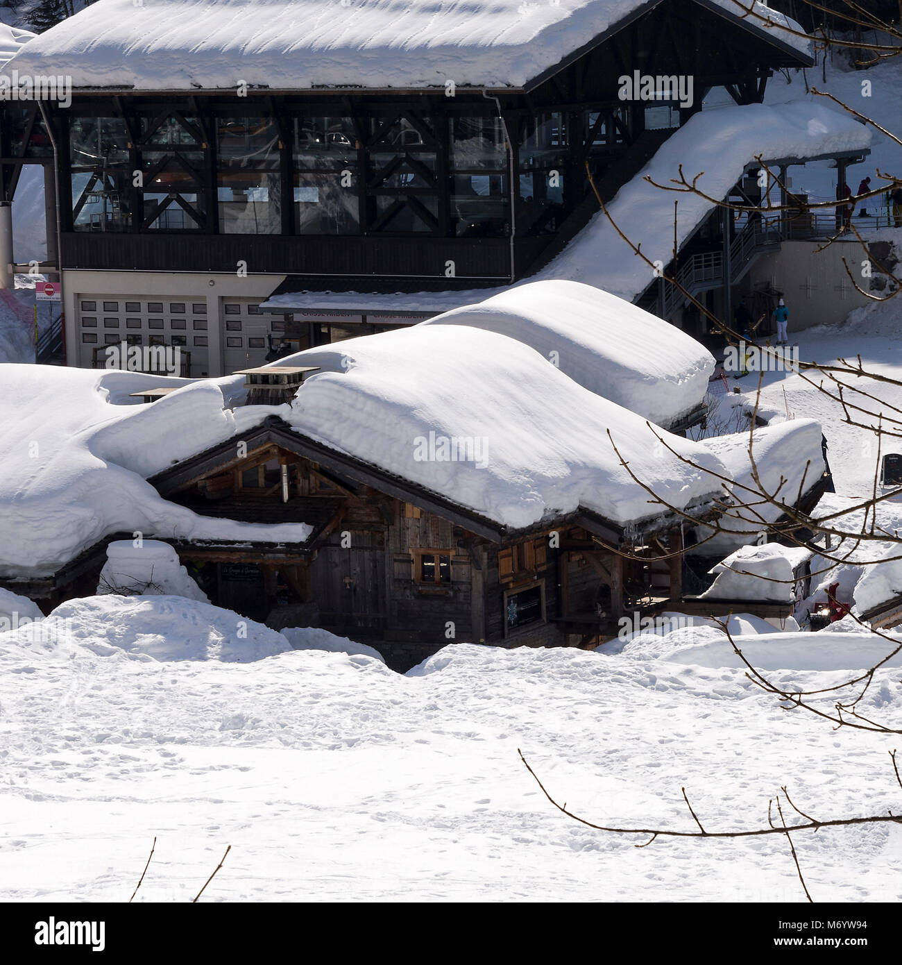 Coperta di neve tetti della stazione di Gondole e in stile chalet e negozi, ristoranti e alloggi vicino a Avoriaz a Montriond Ski Resort Haute Savoie Francia Foto Stock
