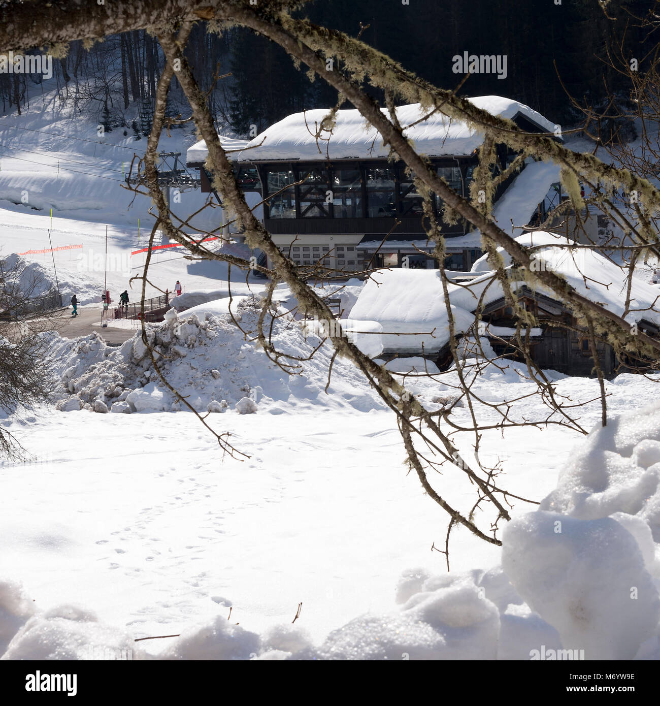 Coperta di neve tetti della stazione di Gondole e in stile chalet e negozi, ristoranti e alloggi vicino a Avoriaz a Montriond Ski Resort Haute Savoie Francia Foto Stock