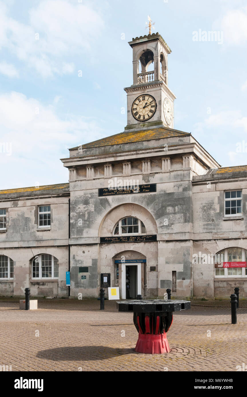 Ramsgate Clock House ospita la storia locale e il Museo Marittimo. L'orologio permette il calcolo di Ramsgate il tempo medio per l'impostazione della nave cronometri Foto Stock