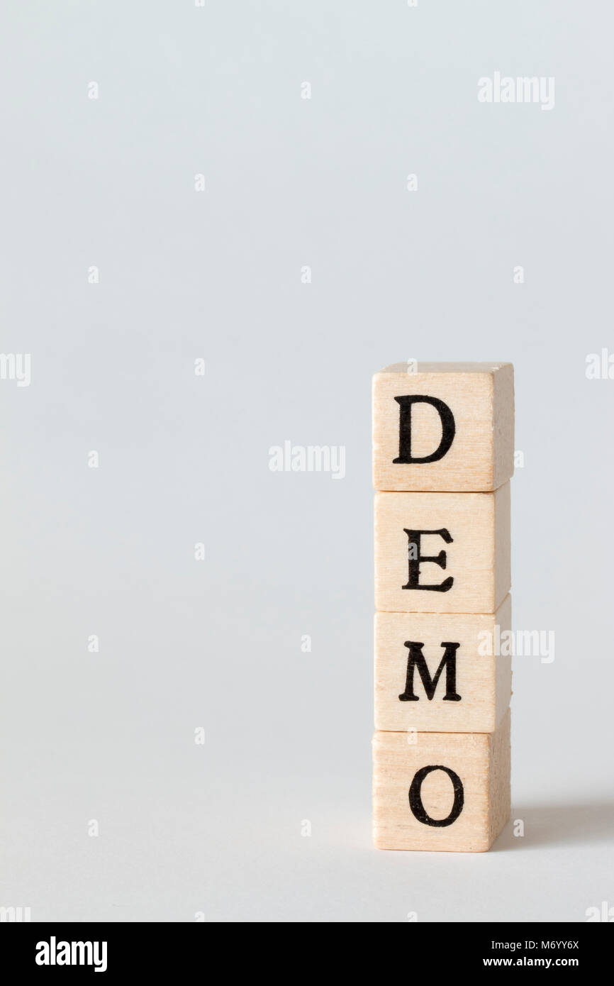 Cubi di legno scritto come DEMO,acronimo per la dimostrazione Foto Stock