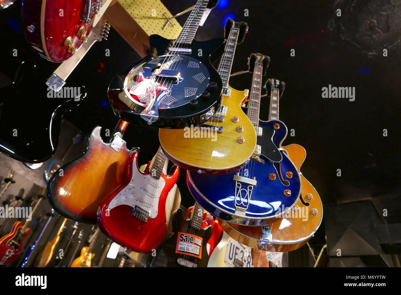 Alcune delle centinaia di chitarre vendute al portico anteriore musica su 19th Street nel centro di Bakersfield. Foto di Dennis Brack Foto Stock