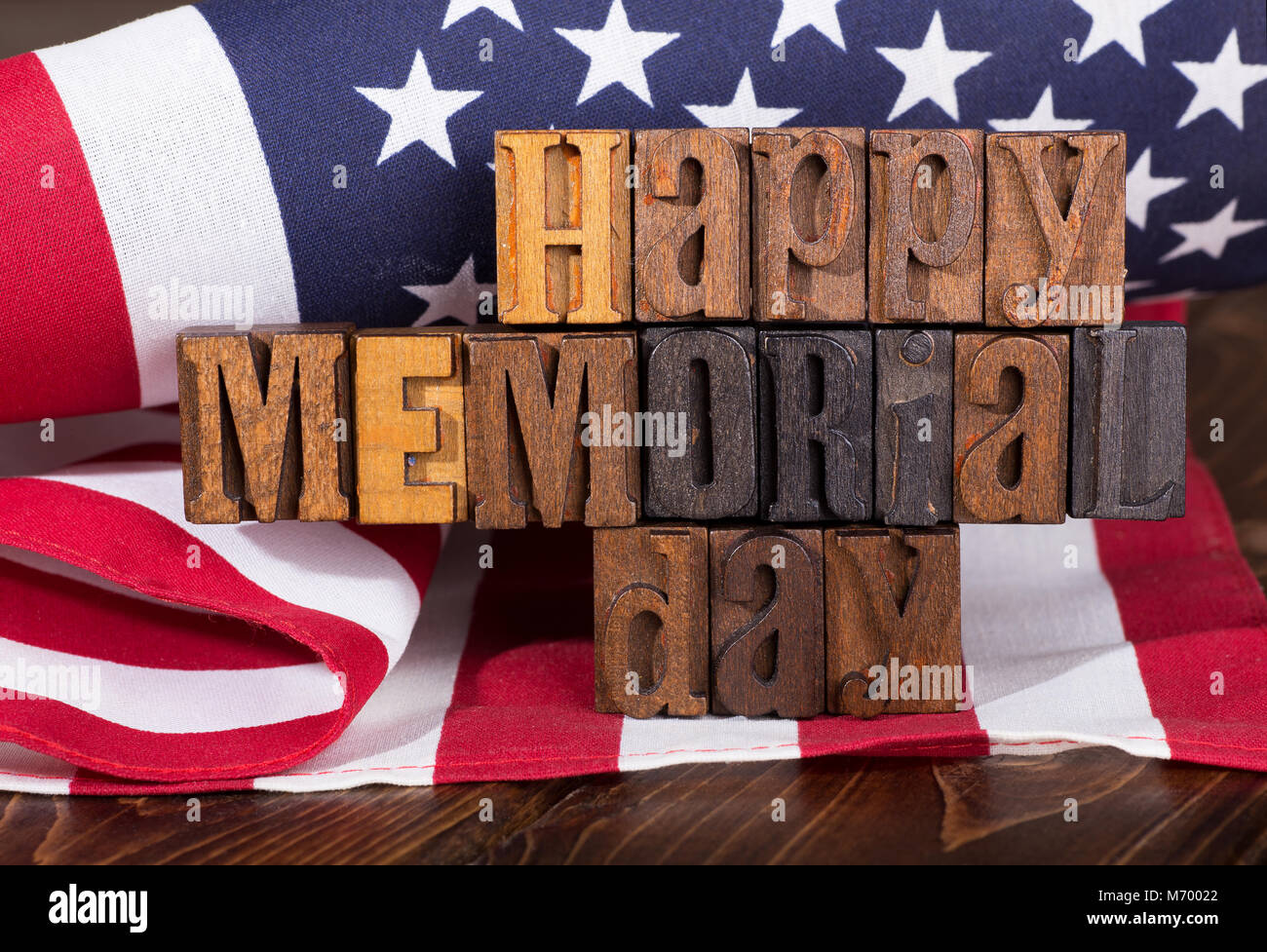 Happy memorial day testo in legno con bandiera americana in background Foto Stock