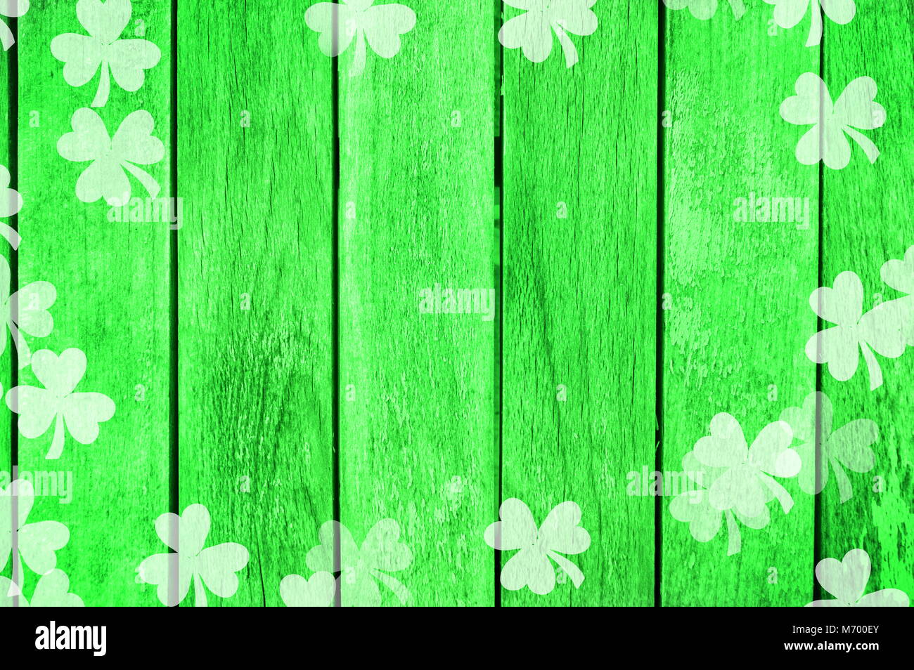 Verde sullo sfondo di legno con forme di trifoglio e spazio di copia Foto Stock