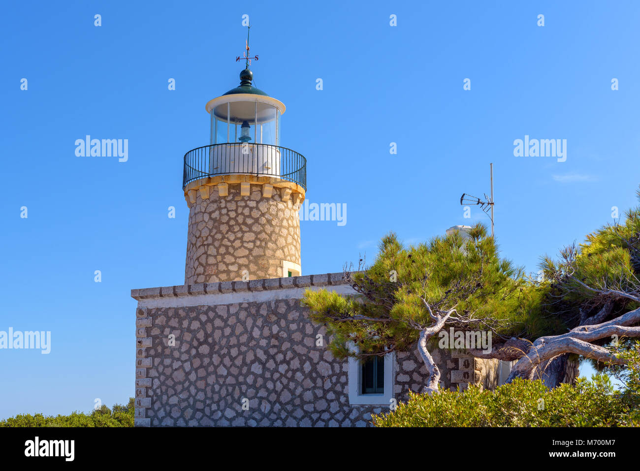 faro-di-keri-situato-all-marathias-cape-sull-isola-di-zante-in-grecia