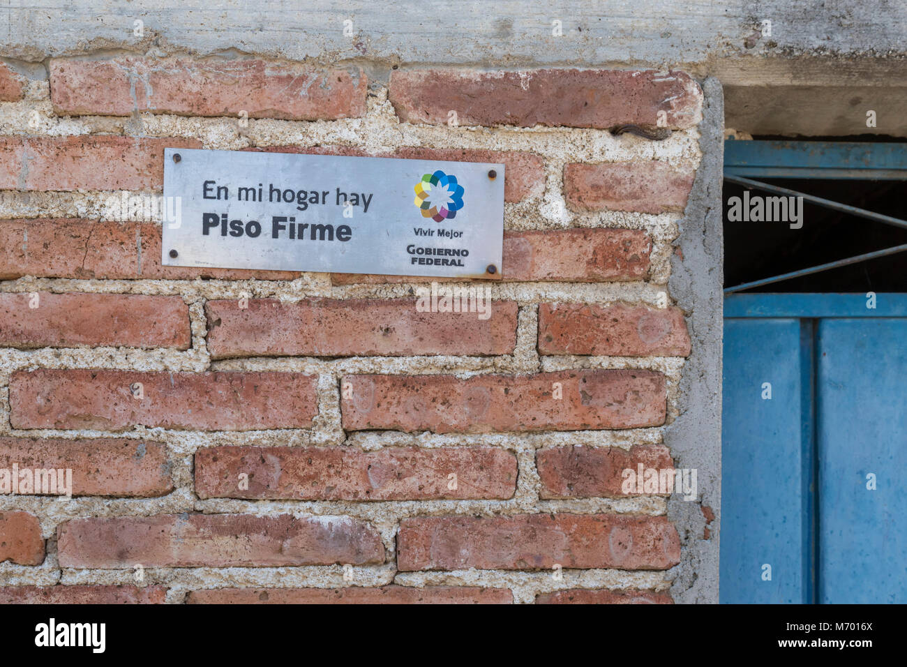 San Miguel del Valle, Oaxaca, Messico - Un segno indica che questo Parlamento ha ricevuto un pavimento di calcestruzzo attraverso un governo federale programma. Foto Stock
