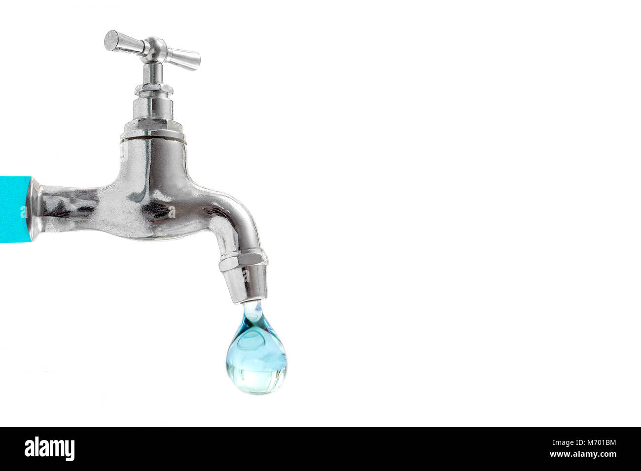 Il rubinetto e ultima goccia d'acqua. Concetto dell'importanza dell'acqua. Spazio per il testo a destra dello spazio. Foto Stock