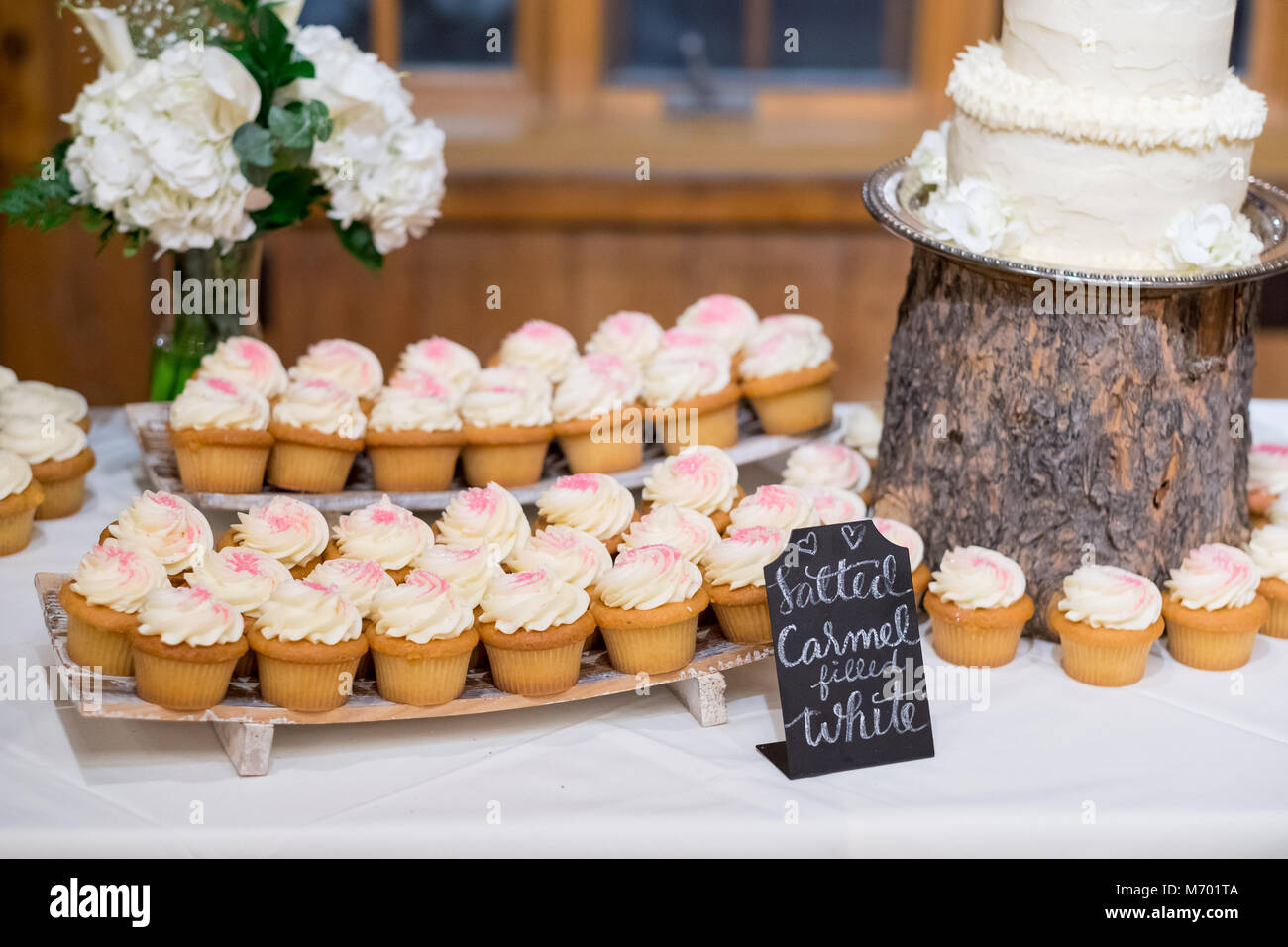 Tortini di nozze sulla tavola da dessert Foto Stock