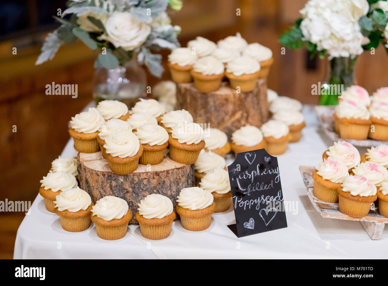 Tortini di nozze sulla tavola da dessert Foto Stock