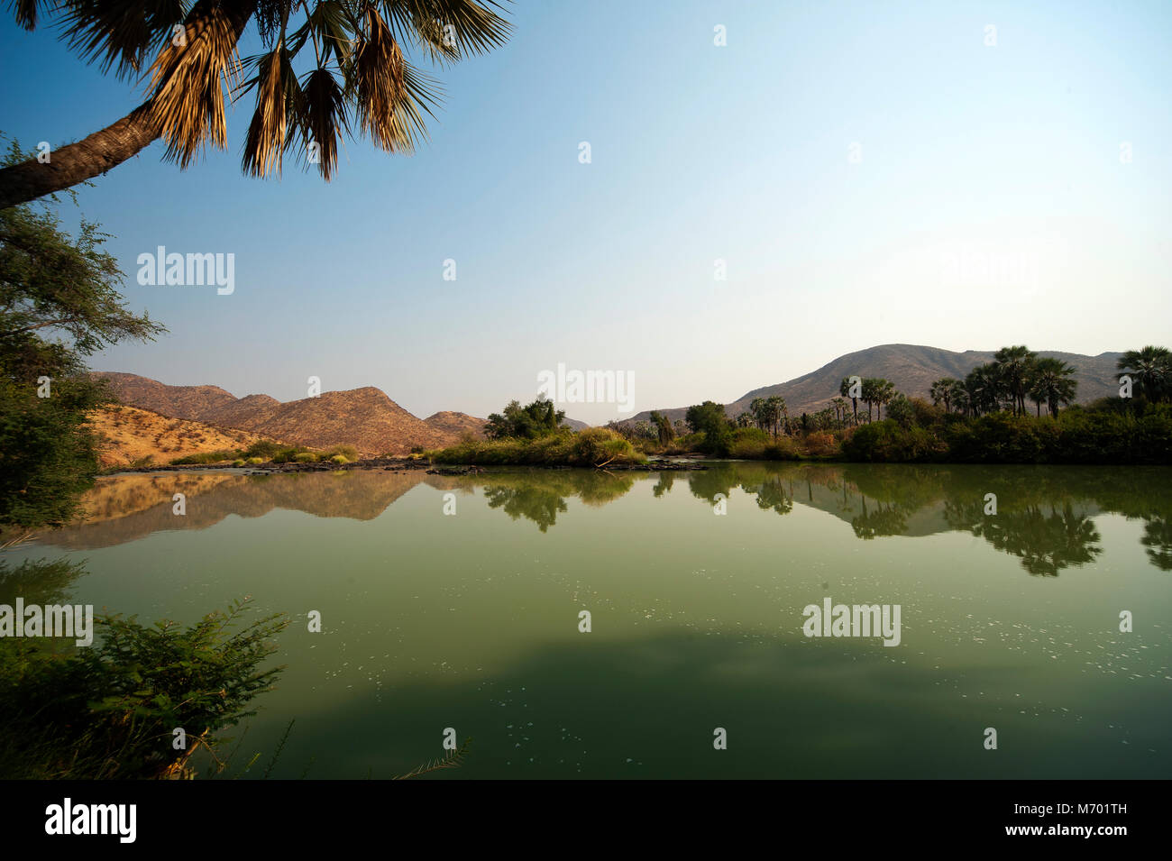 Placide acque del fiume Kunene vicino a Epupa Falls sul confine Angola, Kunene regione. Sull'altro lato del fiume è territorio dell'Angola, Namibia. Foto Stock