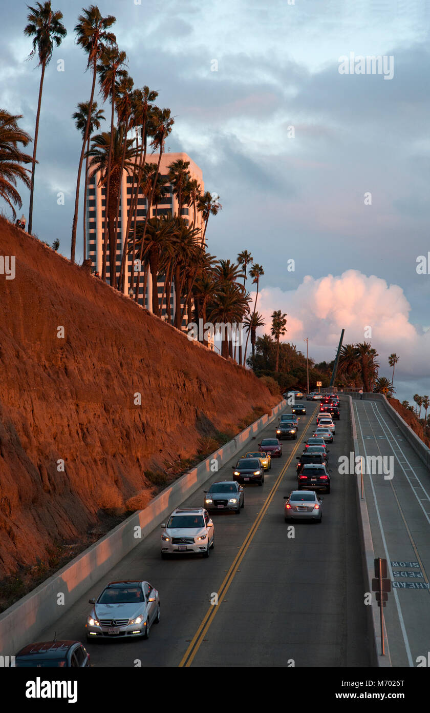 Una strada indicata come la pendenza della California si collega Santa Monica con la Pacific Coast Highway al di sotto del lato oceano scogliere di Los Angeles, CA Foto Stock