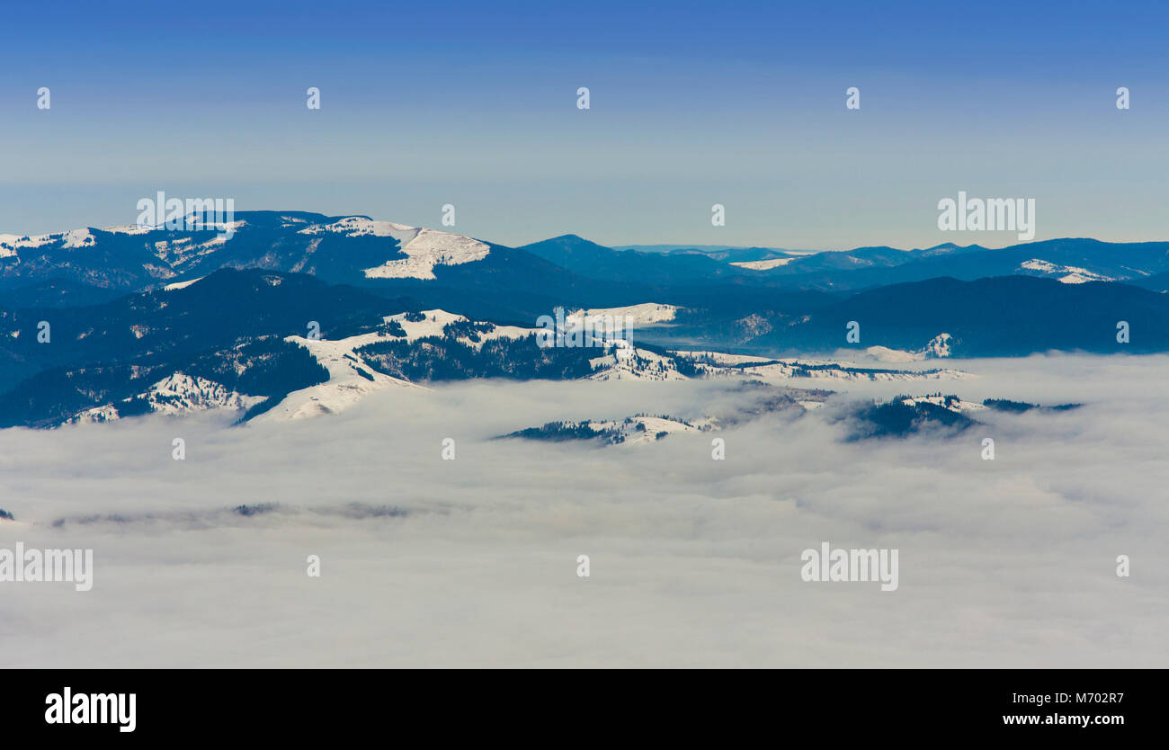 Colline sopra le nuvole. Carpazi romeni, Stanisoarei montagne Foto Stock