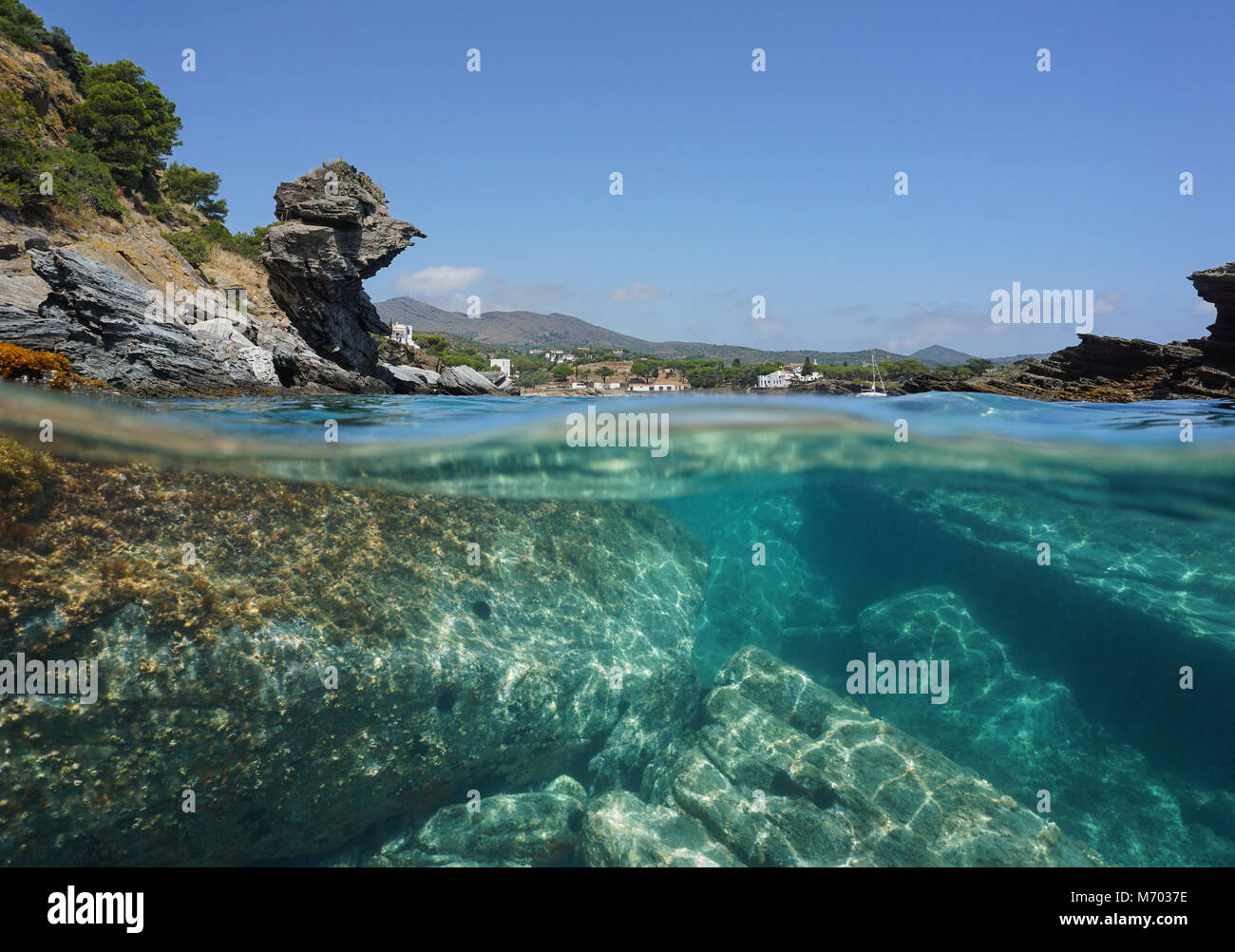 Rocce sulla riva del mare e subacquea, vista suddivisa al di sopra e al di sotto della superficie dell'acqua, mare Mediterraneo, spagna Costa Brava, Cap de Creus, la Catalogna Foto Stock