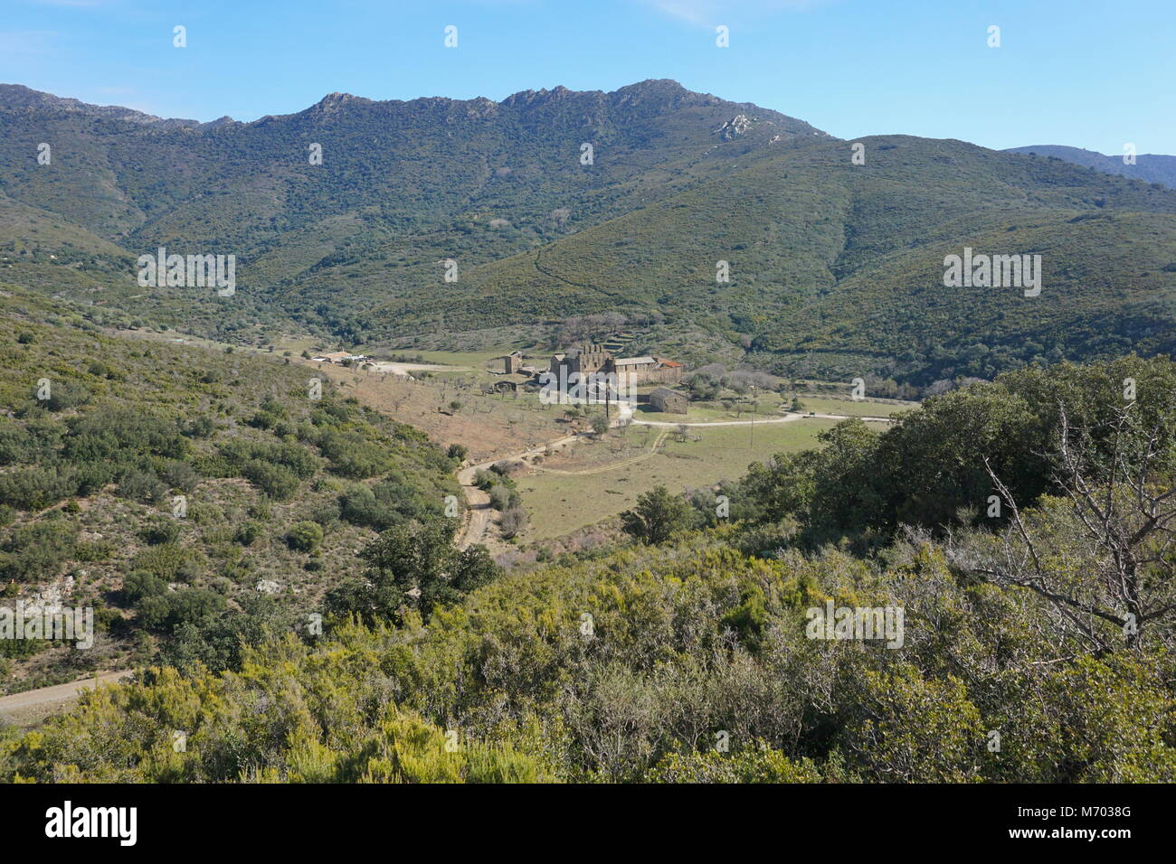 Spagna paesaggio, la valle e il monastero di Sant Quirze de Colera vicino Rabos, Catalonia, Alt Emporda Girona Foto Stock