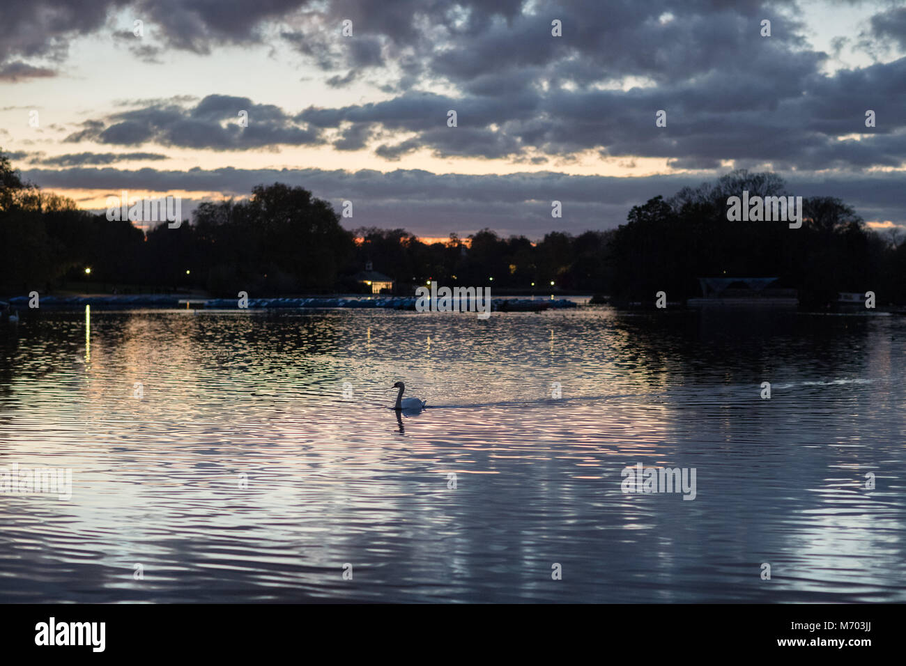Round Pound in Hyde Park al crepuscolo, London, England, Regno Unito Foto Stock
