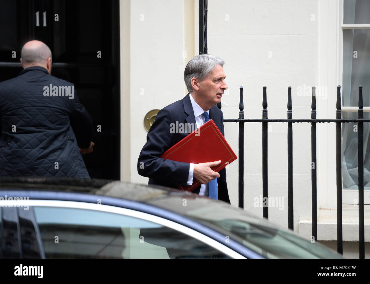 Il cancelliere Philip Hammond lascia 11 Downing Street, Londra, per la Camera dei comuni per il primo ministro di domande. Foto Stock