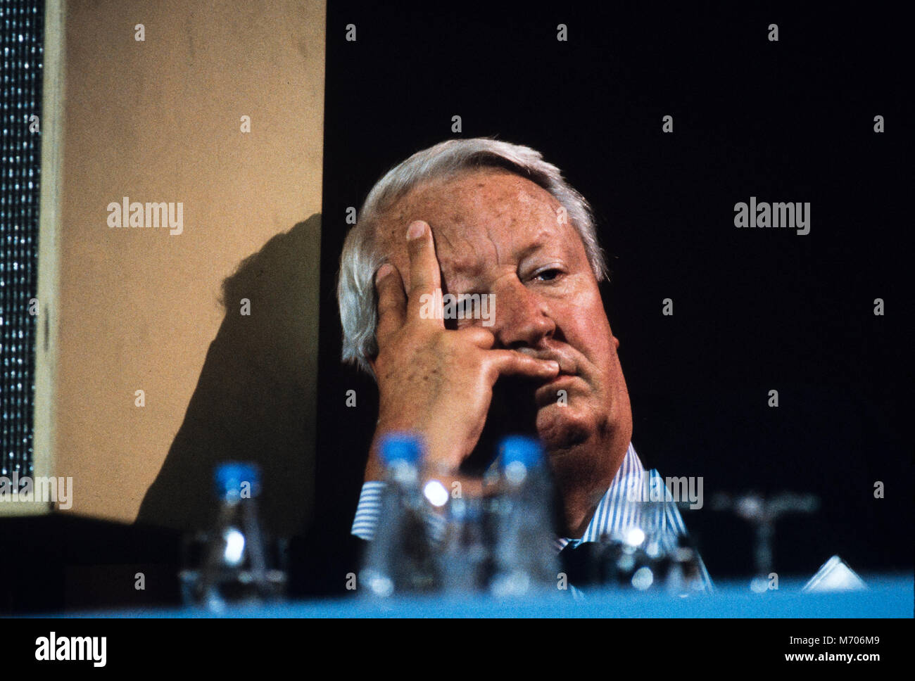 Congresso del partito conservatore al Blackpool Winter Gardens 1985 ex Primo Ministro ascolta con appena concealled disprezzo per il discorso tenuto da PM Thatcher alla conferenza annuale di partito Tory conferenza in Blackpool con Margaret Thatcher come primo ministro e leader del partito Foto Stock