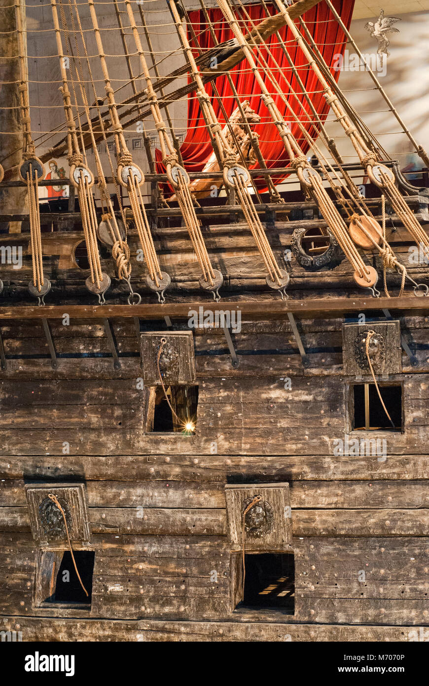 Dettaglio della nave da guerra Vasa (con fori per pistole) nel Museo Vasa (Vasamuseet), Djurgården, Stoccolma, Svezia Foto Stock