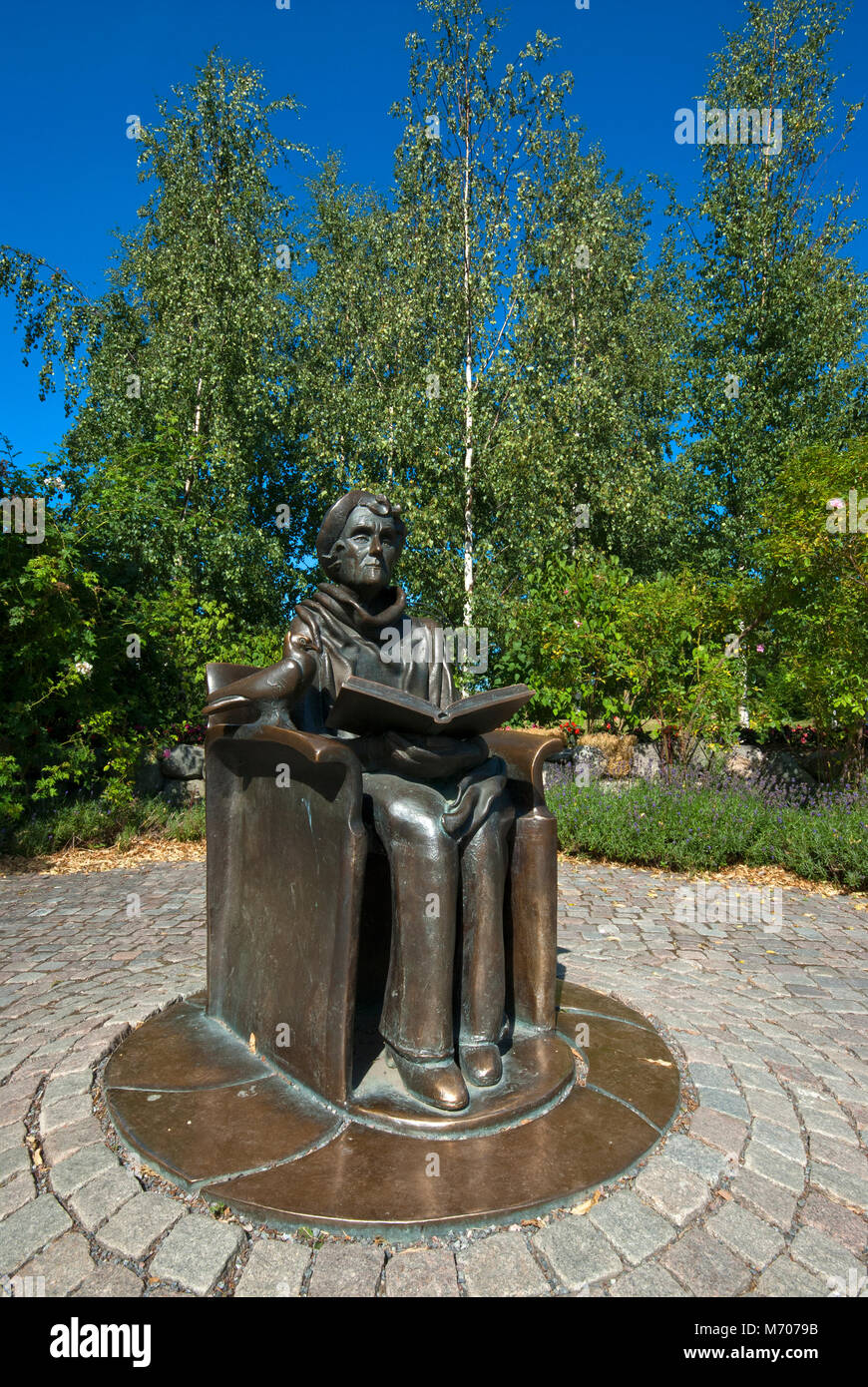 Statua di Astrid Lindgren (famoso libro per bambini autore, compresi Pippi  Calzelunghe") vicino al Museo Junibacken, Djurgården, Stoccolma, Svezia  Foto stock - Alamy