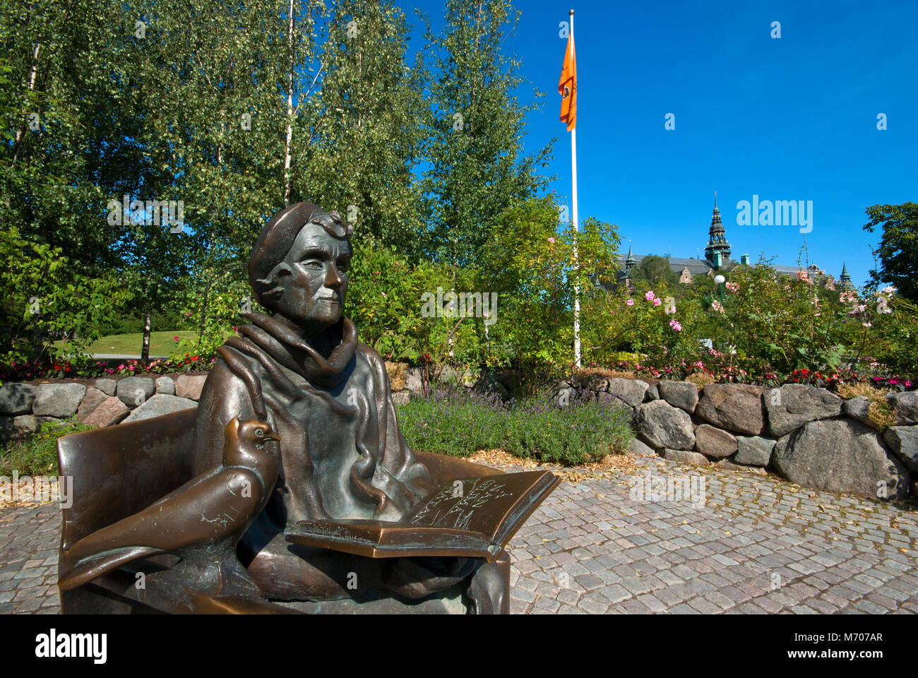 Statua di Astrid Lindgren (famoso libro per bambini autore, compresi Pippi Calzelunghe") vicino al Museo Junibacken, Djurgården, Stoccolma, Svezia Foto Stock