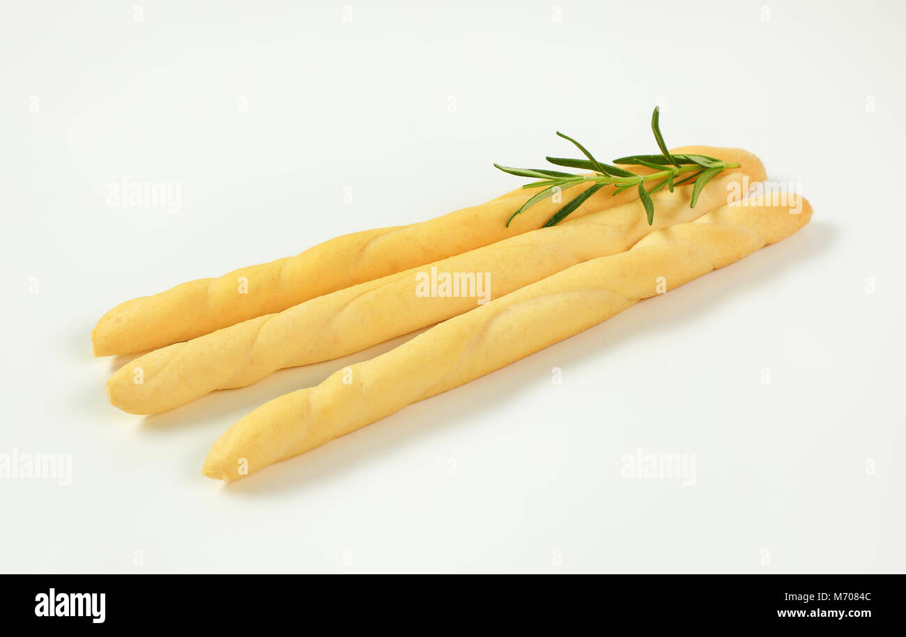 Tre pane croccante bastoni e rosmarino su sfondo bianco Foto Stock