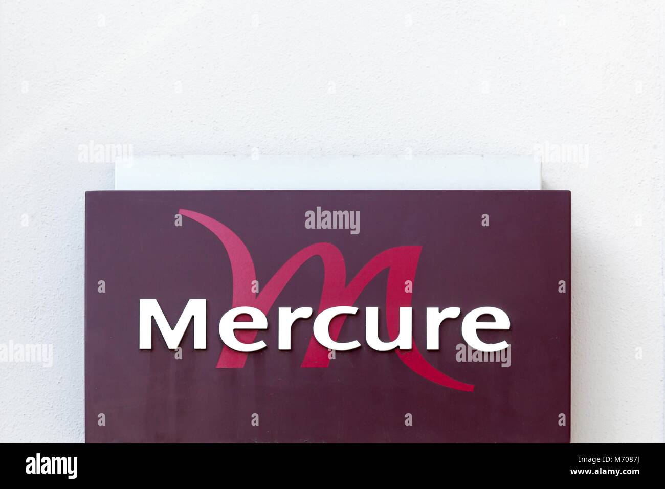 Sennece, Francia - 15 Aprile 2016: Mercure hotel segno su una parete. Il Mercure hotel è un hotel internazionale di società di proprietà del gruppo Accor Foto Stock