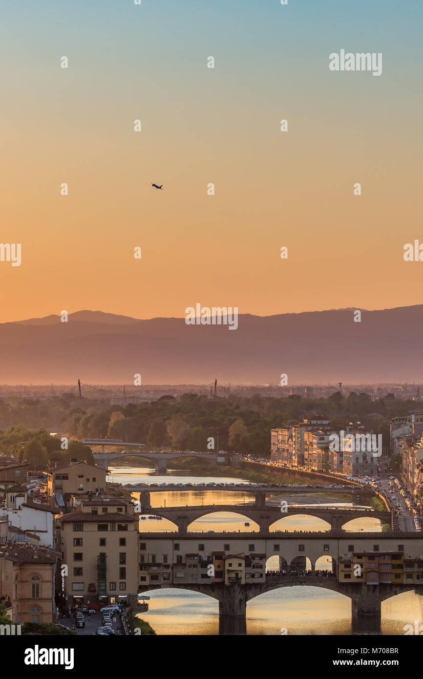 Vista al tramonto di Firenze in Italia con un aereo di passeggero il sollevamento Foto Stock