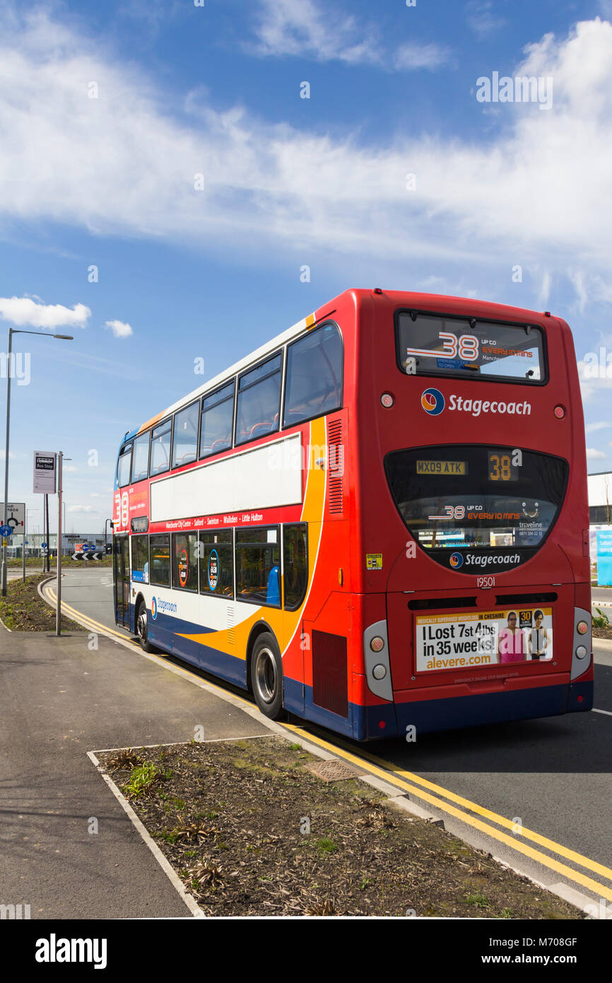 Stagecoach n. 38 service bus parcheggiato alla fine del suo percorso a nord di logistica di distribuzione e di Business Park, Bolton. Foto Stock