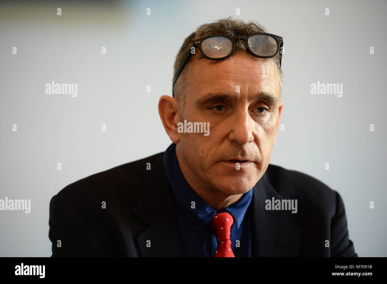 John Ford parla durante una conferenza stampa, dopo che egli ha parlato di attività criminali è stato coinvolto in per ottenere informazioni per il Sunday Times. Foto Stock