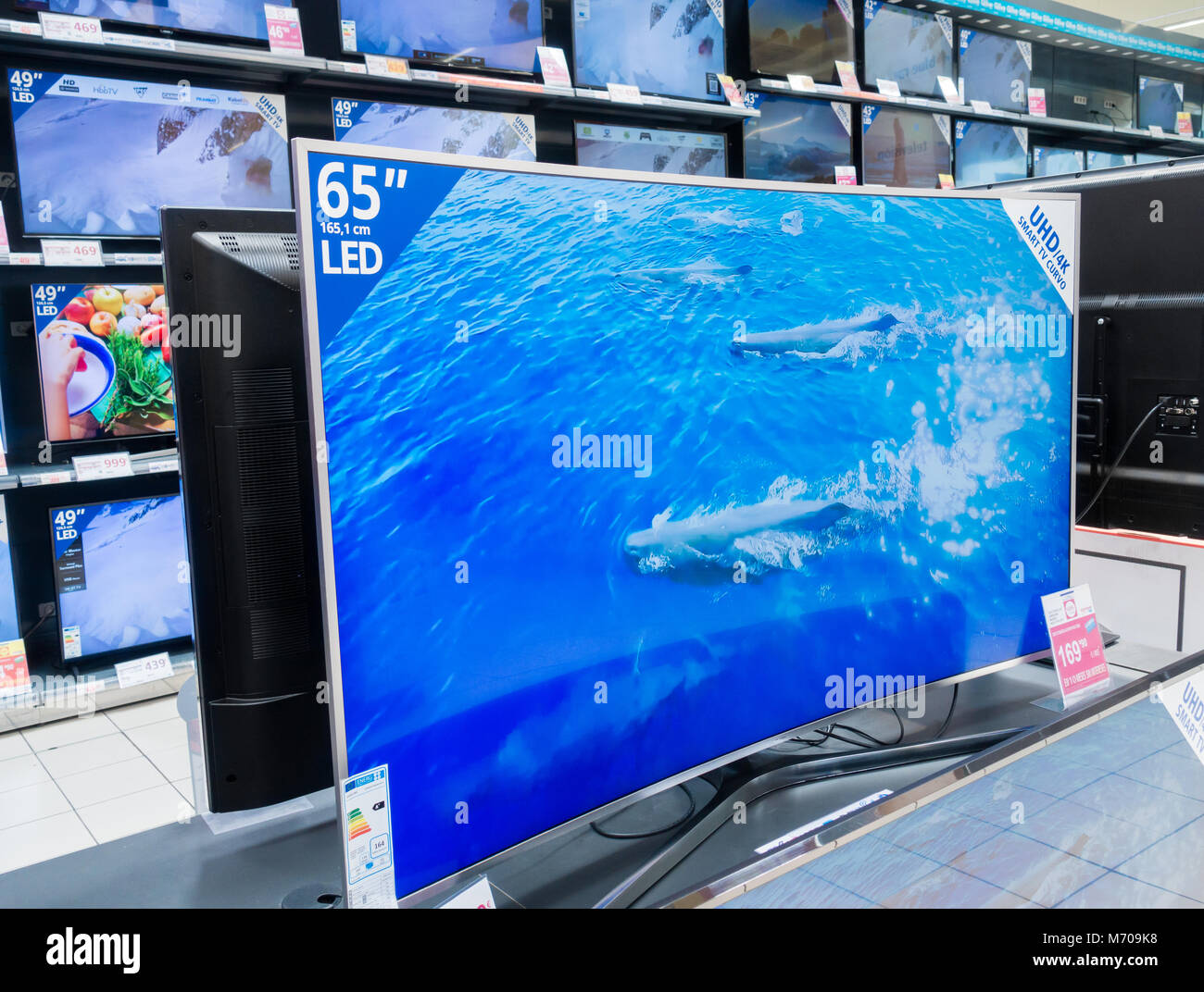 Samsung 65' UHD 4K curvato smart tv in spagnolo supermercato Foto Stock