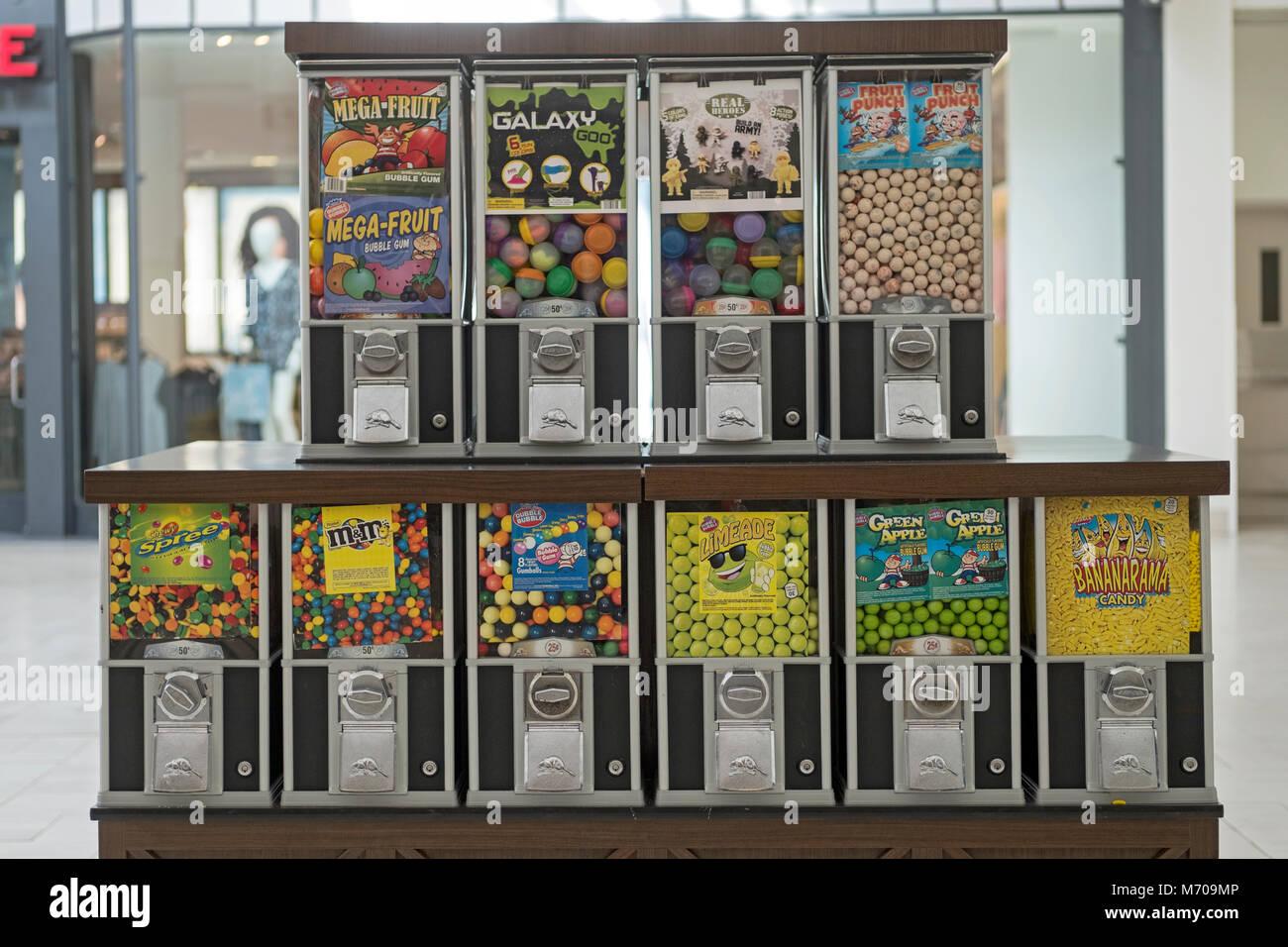 10 gumball distributori automatici al coperto di Danbury Fair Mall di Danbury, Connectict. Foto Stock