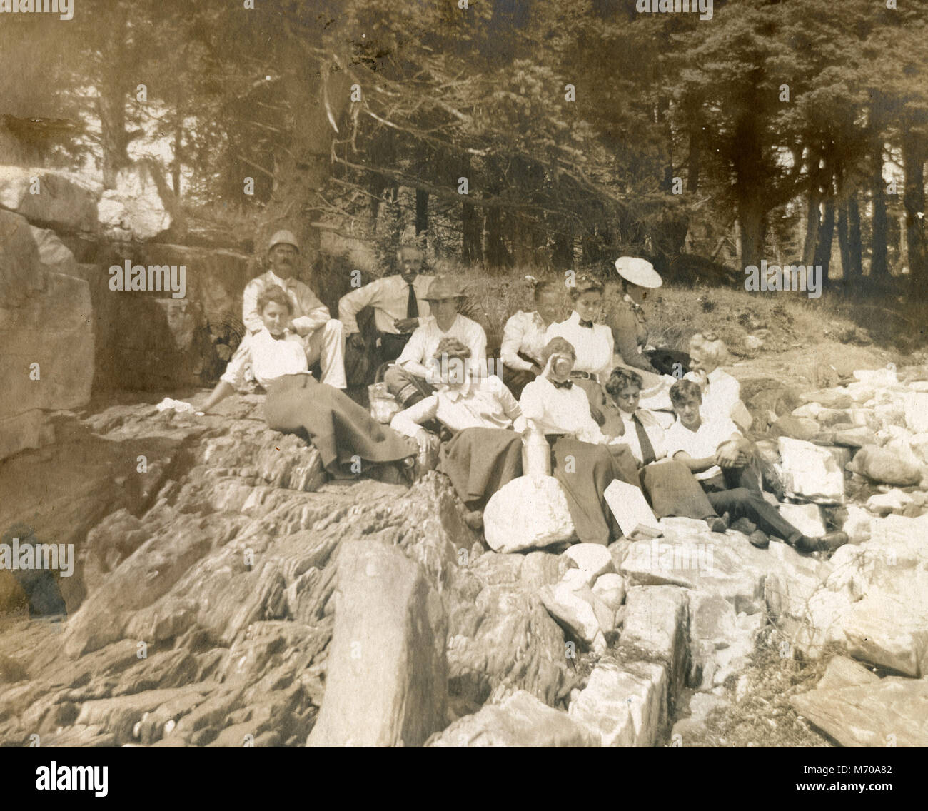 Antique circa 1905 fotografia, picnic in famiglia sulle rocce vicino al fiume Sasanoa. La posizione è in o vicino a Riggsville (ora Robinhood), Maine in Sagadahoc County, Stati Uniti d'America. Foto Stock