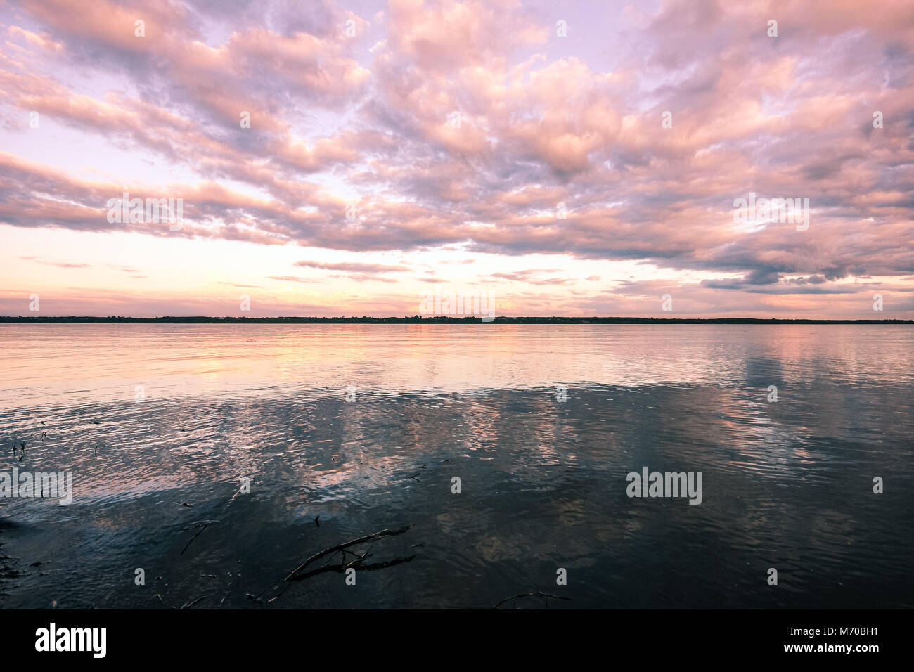 Arancione e viola Nuvoloso Tramonto al fiume Saint-Laurent. Foto Stock