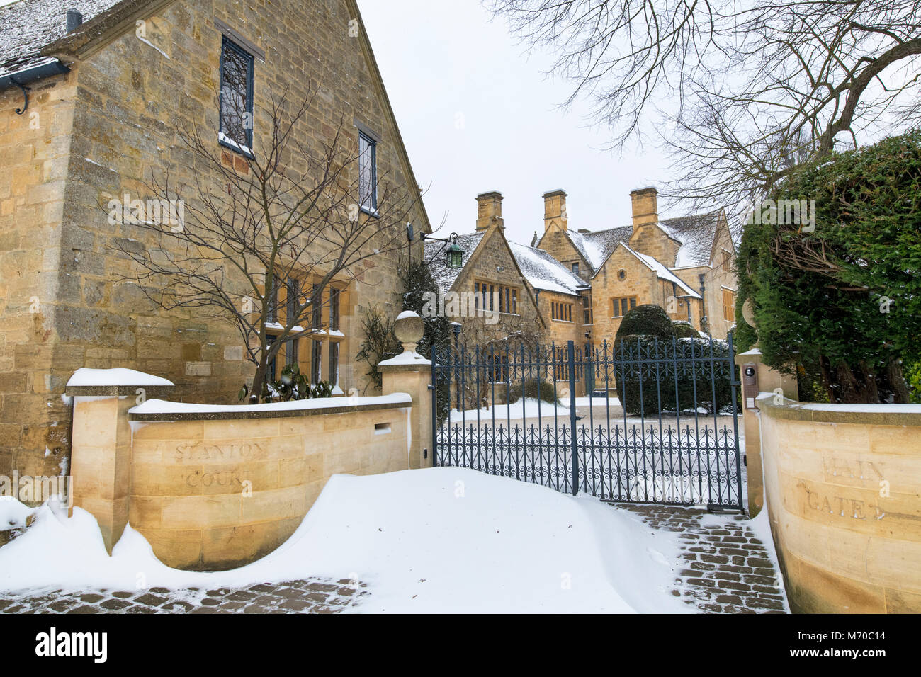 Stanton Court Jacobean Manor House nella neve d'inverno. Stanton, Cotswolds, Worcestershire, Inghilterra Foto Stock