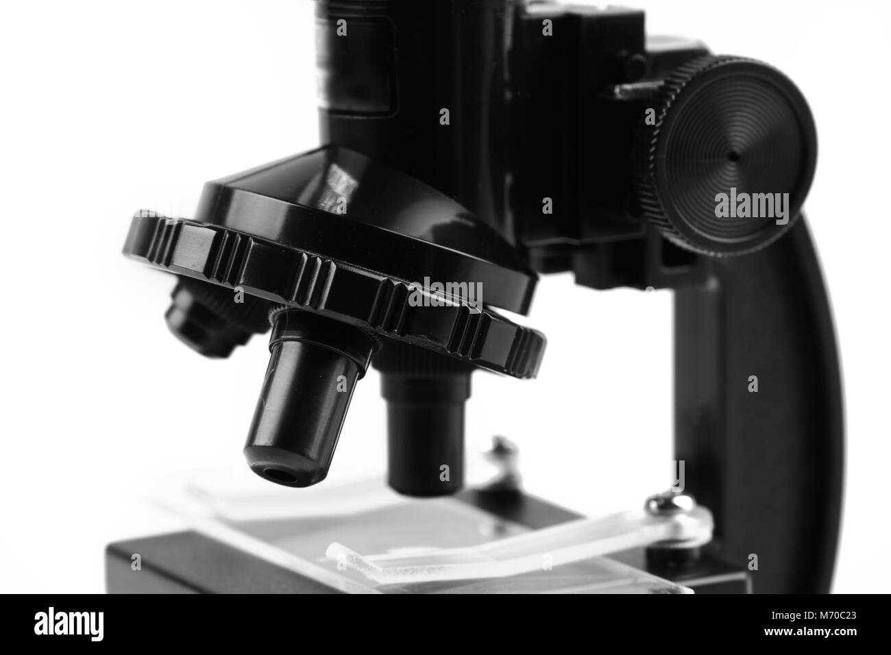 Close-up di microscopio di fronte a uno sfondo bianco Foto Stock