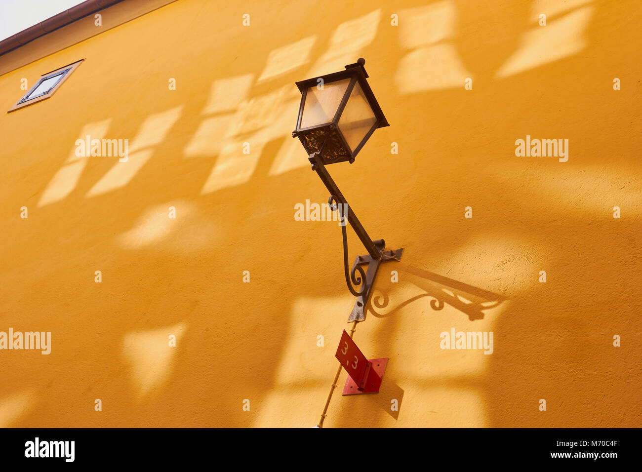 Lanterna sulla parete e indicatore rosso con i numeri su, Gamla Stan, Stoccolma, Svezia, in Scandinavia. Foto Stock