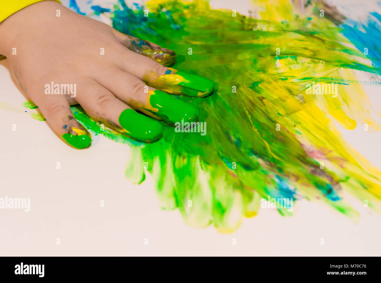 Bambino dipinta a mano con colori vivaci vernici. L educazione, la scuola, la creatività e il concetto di pittura. Soft focus un sfocata Foto Stock